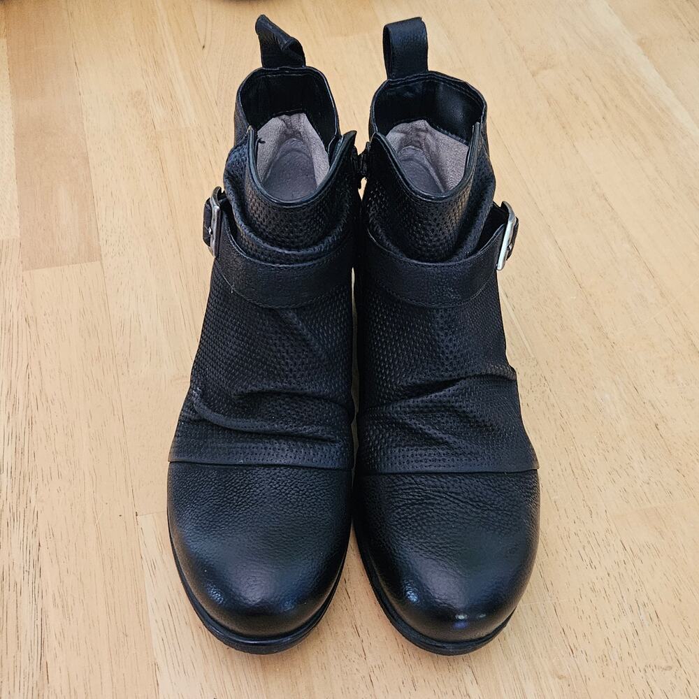Miz Mooz Suzy Buckle Ankle Boot Leather Zip Black sz 39 Wide